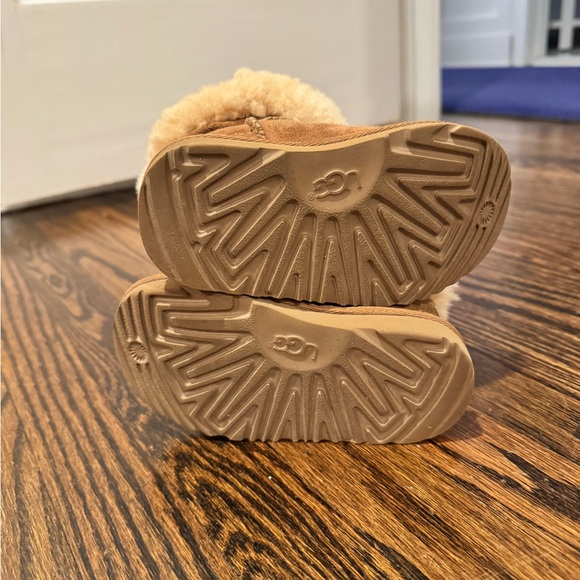 Cozy Tan UGGS Kids Boots - Picture 3 of 4
